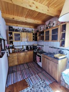 Kuchyň nebo kuchyňský kout v ubytování Cabana Kristof Kulcsosház