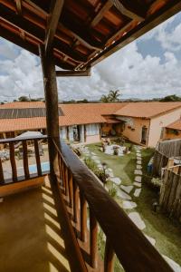 uma vista a partir da varanda de uma casa com um quintal em Pousada Lua Clara em Alto Paraíso de Goiás