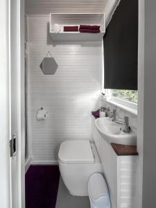 Baño blanco con aseo y lavamanos en Shepherds hut Bath, en Wick