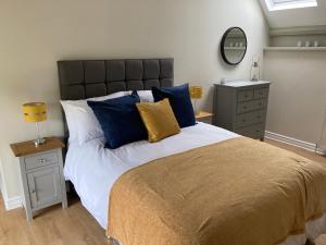 מיטה או מיטות בחדר ב-Ryelands Cottage