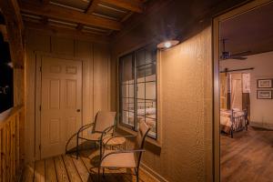 Fotografie z fotogalerie ubytování -Pet Friendly- Miners Cabin #5 -Two Double Beds - Private Balcony v destinaci Tombstone