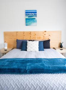 Postel nebo postele na pokoji v ubytování Surf N Stay Whangamata