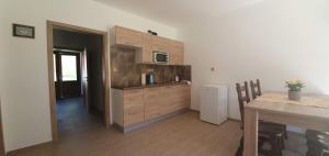 Kuchyň nebo kuchyňský kout v ubytování Apartmány Adieu