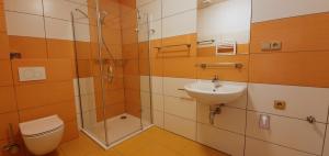 Koupelna v ubytování Apartmány Adieu + 37 fotografií