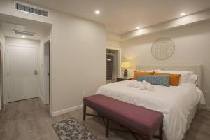 Katil atau katil-katil dalam bilik di 3 Floor TownHouse Next to Downtown Max 12 sleepers