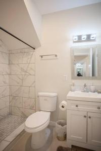 Bilik mandi di 3 Floor TownHouse Next to Downtown Max 12 sleepers +17 gambar