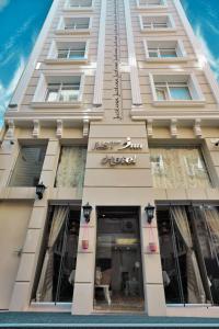 イスタンブールにあるジャスト イン ホテルの建物正面の景色