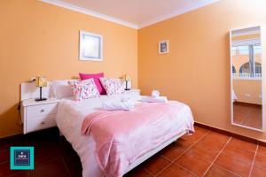A bed or beds in a room at Inés Apartment, Montaña La Data