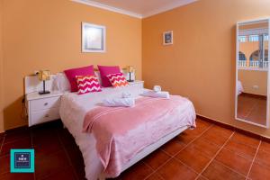 A bed or beds in a room at Inés Apartment, Montaña La Data Még 37 kép