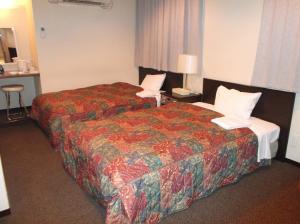 una camera con due letti di Hotel Sunrise21 a Higashihiroshima