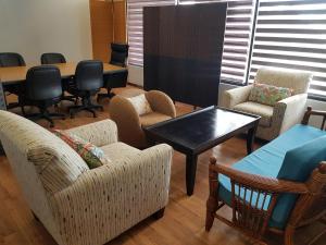 Habitación con sillas, mesa, mesa y sillas. en 1박전용 cosmo lounge 휴계실 en Saipan