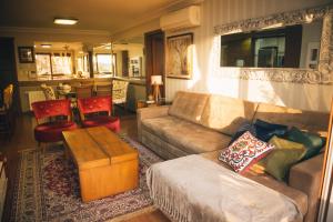 a living room with a couch and a table at Apto Panorâmico 3 quadras da Rua Coberta in Gramado