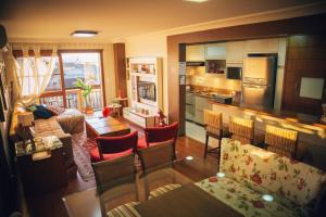 a living room with a kitchen and a dining room at Apto Panorâmico 3 quadras da Rua Coberta in Gramado