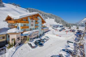 una vista aerea di un hotel nella neve di Hotel Zauchensee Zentral a Zauchensee