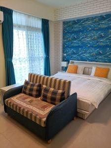a bedroom with a large bed and a couch at Here Homestay Guoguang Branch in Ruisui