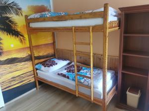 U Černého orla في Vidnava: غرفة بسرير بطابقين