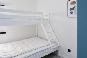 een wit stapelbed met een ladder erop bij Welcome in - Appartement 'Buena Vista' met een dakterras en berging, dichtbij de pistes in Winterberg +19 foto's