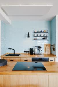 a kitchen with a sink and a counter top at Welcome in - Ferienwohnung 'Buena Vista' mit Dachterrasse und Abstellraum, in der Nähe der Pisten in Winterberg +99 photos