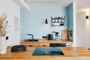 a kitchen with a sink and a counter top at Welcome in - Ferienwohnung 'Buena Vista' mit Dachterrasse und Abstellraum, in der Nähe der Pisten in Winterberg