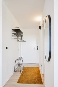 een hal met een tapijt en een zwarte metalen ladder bij Welcome in - Appartement 'Buena Vista' met een dakterras en berging, dichtbij de pistes in Winterberg