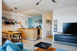 a living room with a couch and a tv at Welcome in - Ferienwohnung 'Buena Vista' mit Dachterrasse und Abstellraum, in der Nähe der Pisten in Winterberg