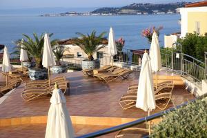 サヴドリアにあるSkiper Resort Savudrija - Umag - LGPの海の景色を望むパティオ(椅子、白いパラソル付)