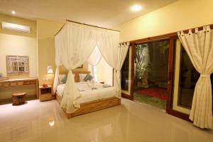 Postel nebo postele na pokoji v ubytování Asri Sari Villa Ubud