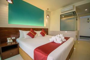 un dormitorio con una cama con dos animales de peluche en Kiang Haad Beach Hua Hin en Hua Hin