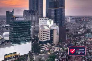 Pemandangan umum bagi Surabaya atau pemandangan bandar yang diambil dari hotel