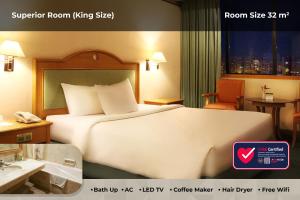 Katil atau katil-katil dalam bilik di Tunjungan Hotel
