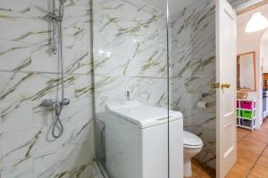 a bathroom with a toilet and a shower at Apartment Fuengirola City Station in Fuengirola +12 photos