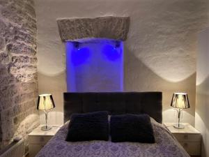 Voodi või voodid majutusasutuse Perfect stay in Old Town with Parking toas