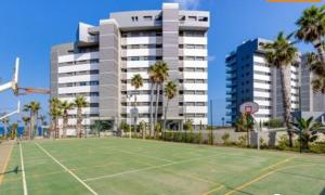 Tennistä tai squashia majoituspaikan Apartamento SIDI Resort de lujo en Playa San Juan alueella tai lähistöllä