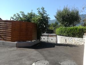 Photo de la galerie de l'établissement appartement avec Jacuzzi hammam sauna privatisé au rez de chaussée ds maison à Voglans à 2 kilomètres du lac du bourget en Savoie entre Chambéry et Aix les Bains cure thermale, à Voglans