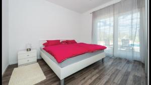 Posteľ alebo postele v izbe v ubytovaní Olive Tree House with Jacuzzi, WiFi and 40m2 pool + 35 fotografií