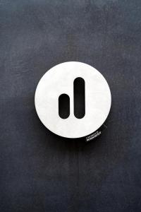 ein schwarzes und weißes Schild mit der Nummer Null in der Unterkunft ART HOUSE Basel - Member of Design Hotels in Basel