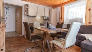een keuken en een woonkamer met een houten tafel en stoelen bij Mountain Apart in Neustift im Stubaital
