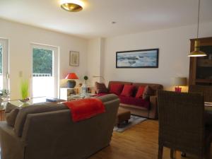 a living room with a couch and a table at Weisses-Haus-am-Kurpark-Fewo-Bergblick in Bad Suderode