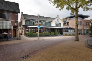 an empty street in a town with buildings at Hotel Restaurant De Ploeg in Varsseveld