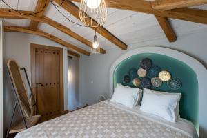 Schlafzimmer mit einem Bett mit einem grünen Kopfteil in der Unterkunft Samis Pelion LuxuryLiving in Portaria