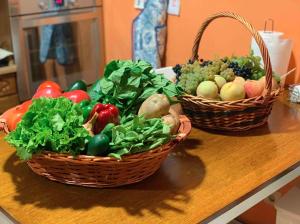 deux paniers de fruits et légumes sur un comptoir dans l'établissement Casa de piedra, A Lameira, à A Coruña