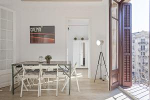 バルセロナにあるThe White Flats Eixampleのダイニングルーム(テーブル、椅子付)