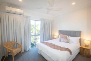 Un dormitorio con una cama grande y una ventana en THE LOOKOUT BEACH HOUSE, en Point Lookout