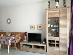 sala de estar con TV y armario de madera en Cande, en Guía de Isora