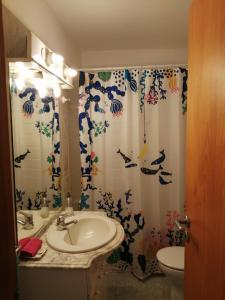 baño con lavabo y cortina de ducha con pájaros en Cande, en Guía de Isora