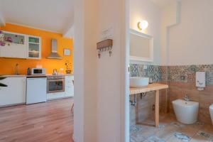 A kitchen or kitchenette at Dimora Orfeo Még 37 kép
