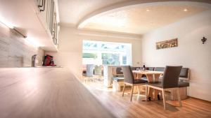 cocina y comedor con mesa y sillas en Haus Alpenchalet, en Neustift im Stubaital