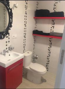 ラスパルマス・デ・グランカナリアにあるApartamento Las Canterasのバスルーム(トイレ、洗面台、鏡付)