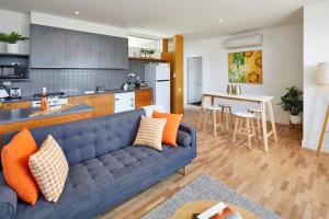 A seating area at Spacious Carlton 1 bedroom Apt With Secure Parking