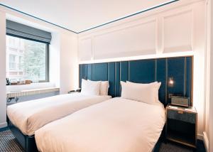 een slaapkamer met 2 bedden en een raam bij Page8, Page Hotels in Londen